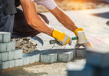 Comment poser des pavés pour une allée ou une terrasse piétonne ?